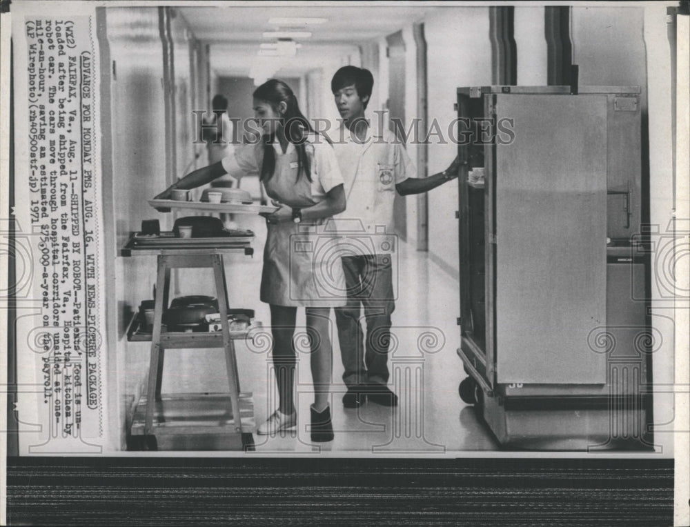 1971 Press Photo Hospital Food Being Loaded From the Kitchen - Historic Images