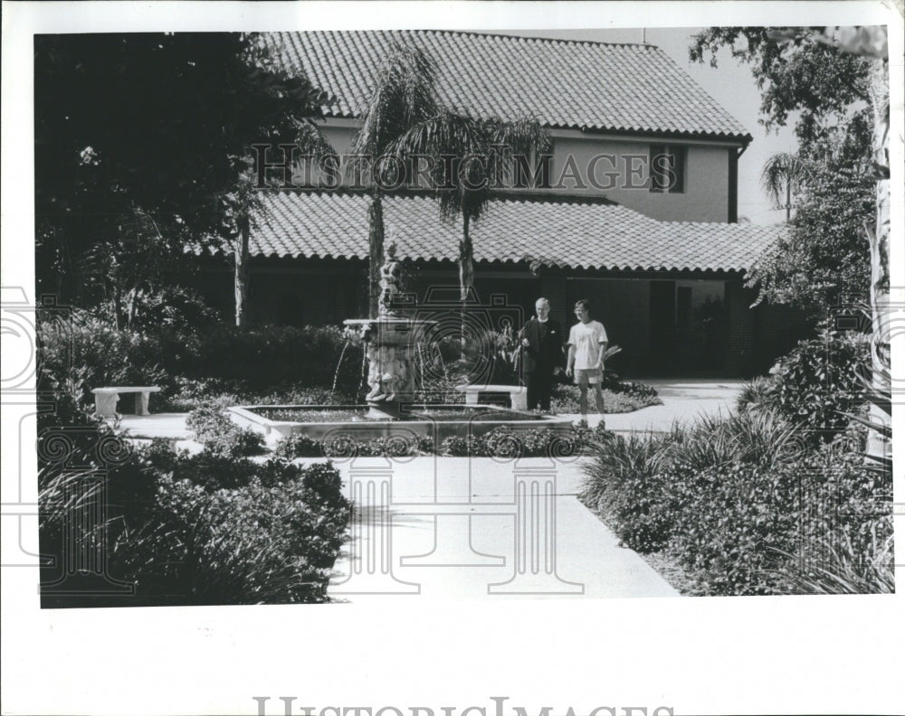 1990 Press Photo St. Thomas Church Fountain &amp; Gardens - RSH10893 - Historic Images