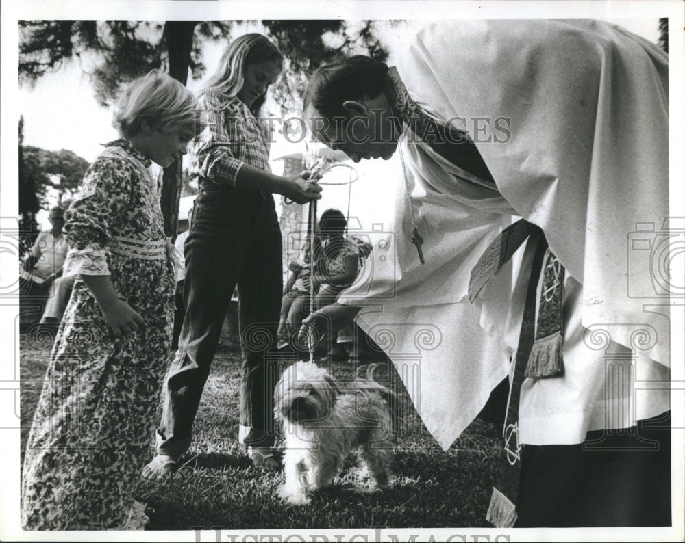 1984 Press Photo Fr. Michael Day blesses Scruffy,Jessica &amp; Gla Mangold watch - Historic Images