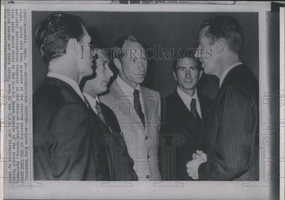 1971 Press Photo Belgian King Baudouin chats with 4 Astronaughts - Historic Images