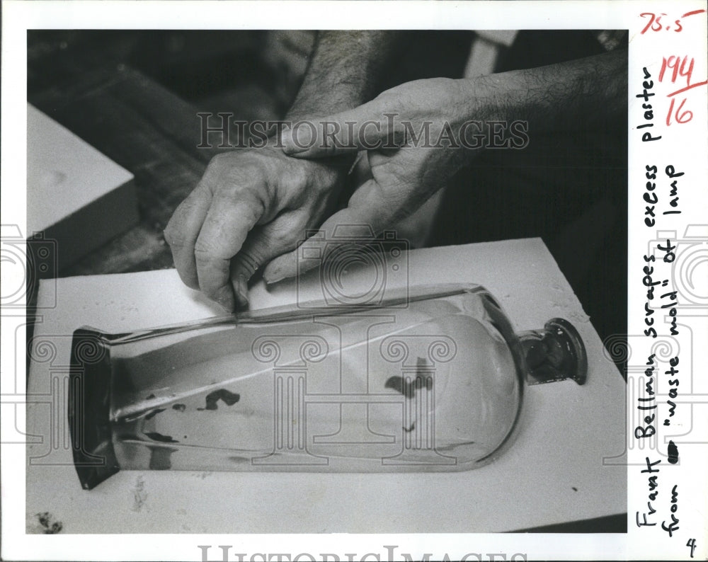 1984 Press Photo Frank Bellman scrapes excess plaster from waste mold for lamp. - Historic Images