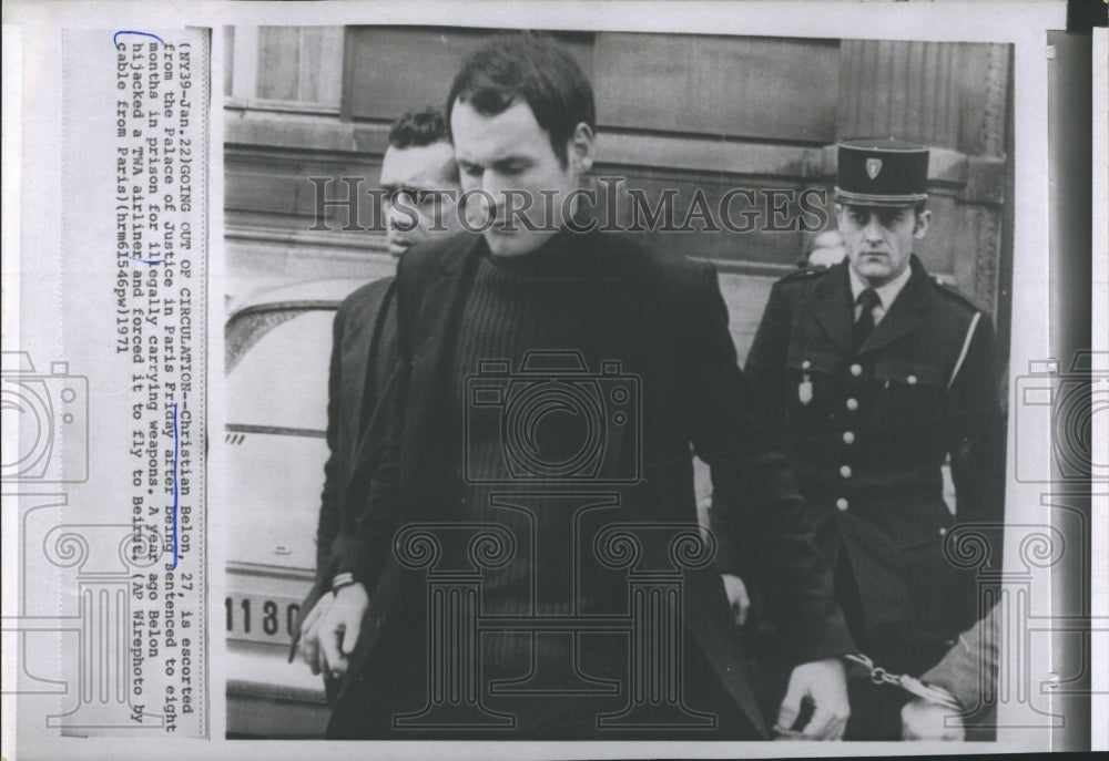 1971 Press Photo Christian Belon escorted from Place of Justice. - Historic Images