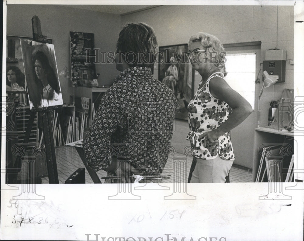 1977 Press Photo Miss Bendell instructs students - RSH10981 - Historic Images