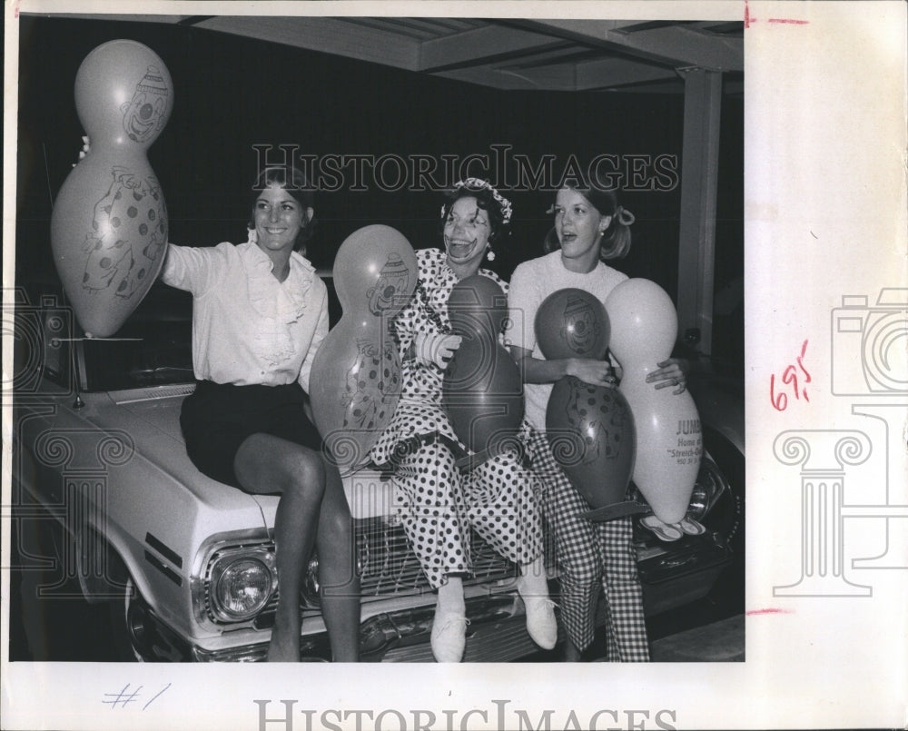 1969 Press Photo Clowning around with Flocko the Clown made it at opening - Historic Images