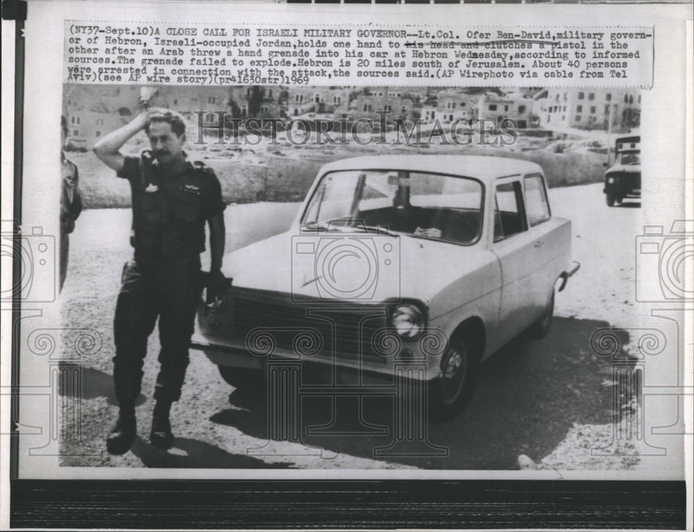 1969 Press Photo Lt Col. Ofer Ben-David holds is head and a pistol in the other - Historic Images