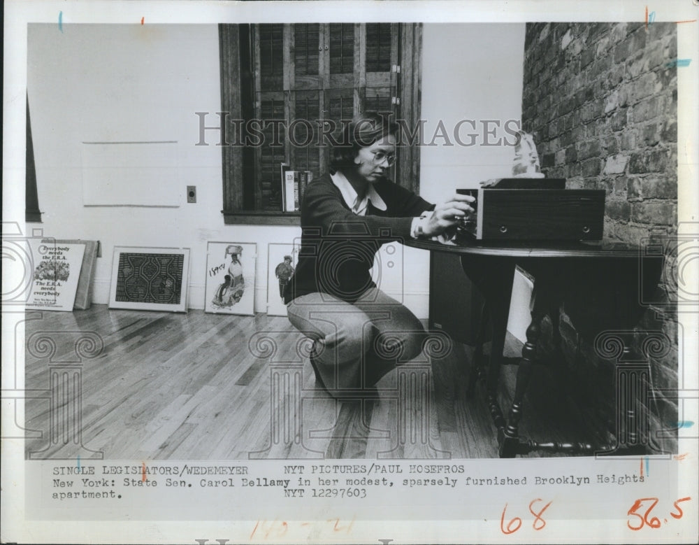 1977 Press Photo Sen Carol Bellamy in her Apartment in Brooklyn Heights. - Historic Images