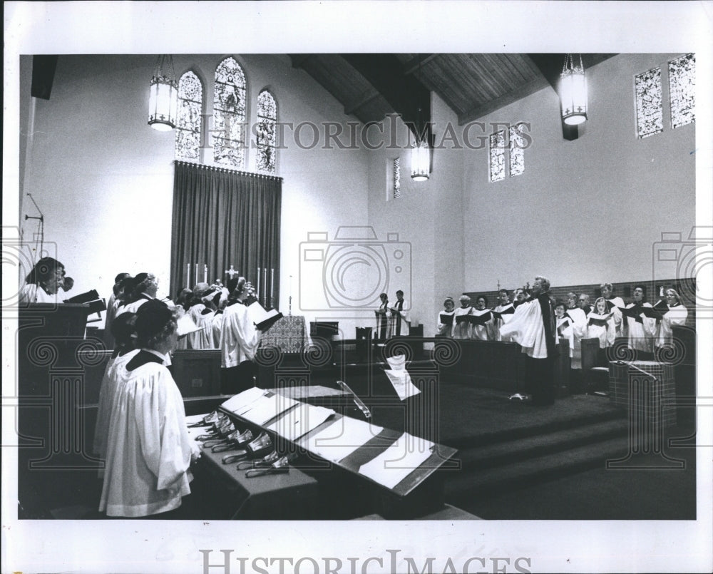 1982 Press Photo St peter&#39;s Episcopal Choir in dress rehearsals for its tour. - Historic Images