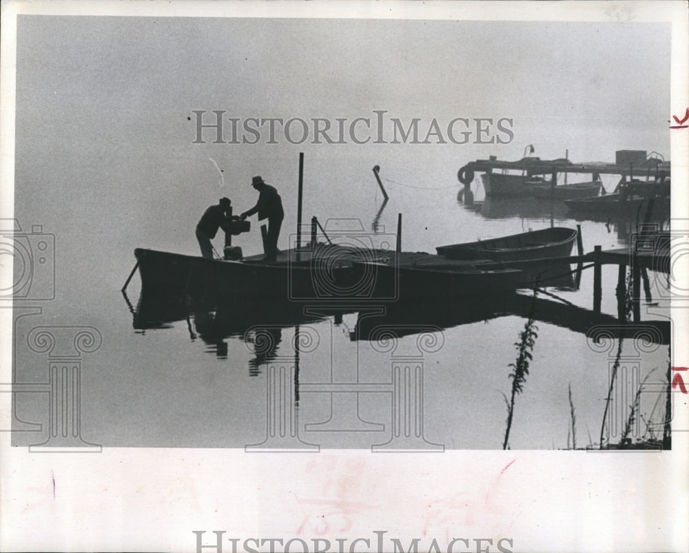 1972 Press Photo Fishermen Leaving through the fog - Historic Images