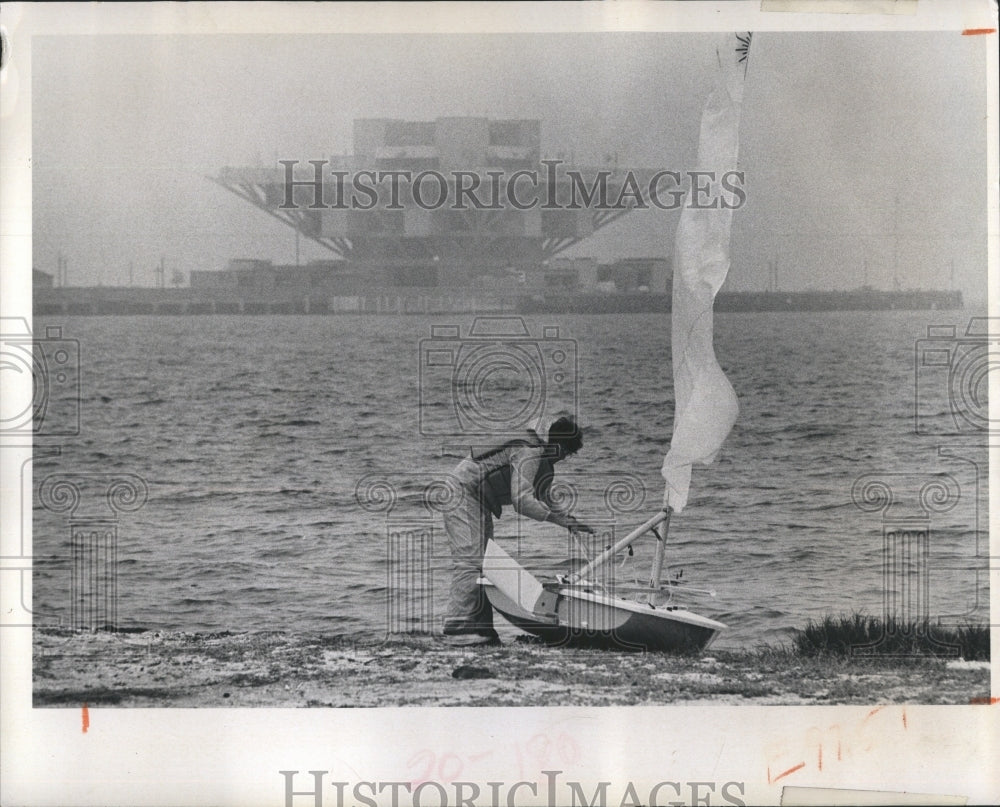 1976 Press Photo Ruth Disch getting ready for a boat race - Historic Images