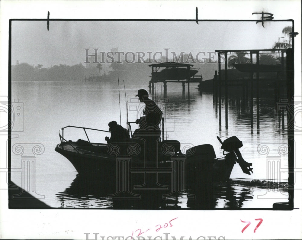 1985 Press Photo Fishermen in the fog. - Historic Images