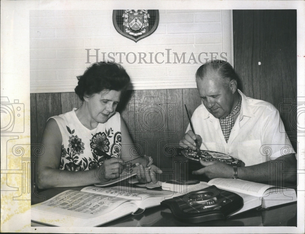 1968 Press Photo McKays of New Port Rickey make Coast of Arms and Crests - Historic Images