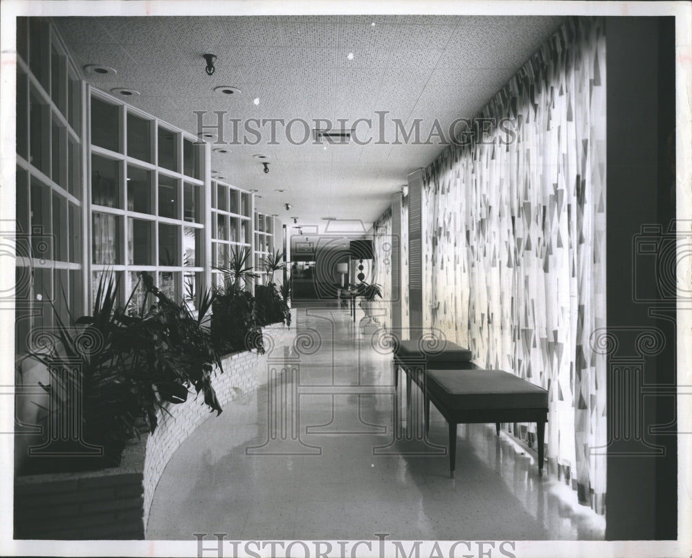 1957 Press Photo Long Hallway Colonial Inn,separate the courtyard and Main Lobby - Historic Images