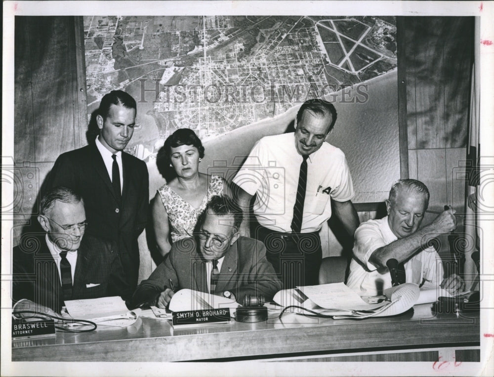 1962 Press Photo Signing of Contracts for proposed route of the inland waterway - Historic Images