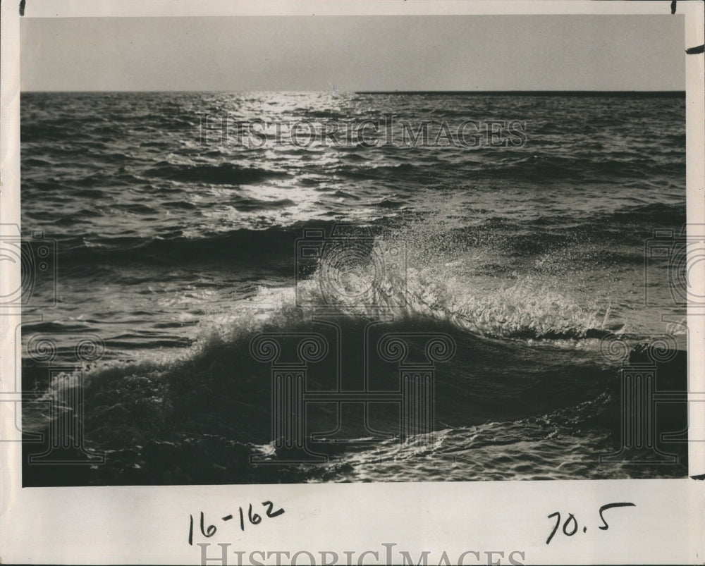 1964 Press Photo Waves on a sea - Historic Images