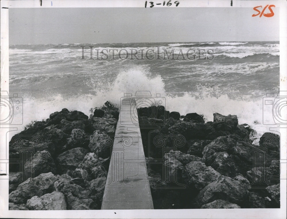 1964 Press Photo Waves smashes at stone at Anna Maria Island. - Historic Images