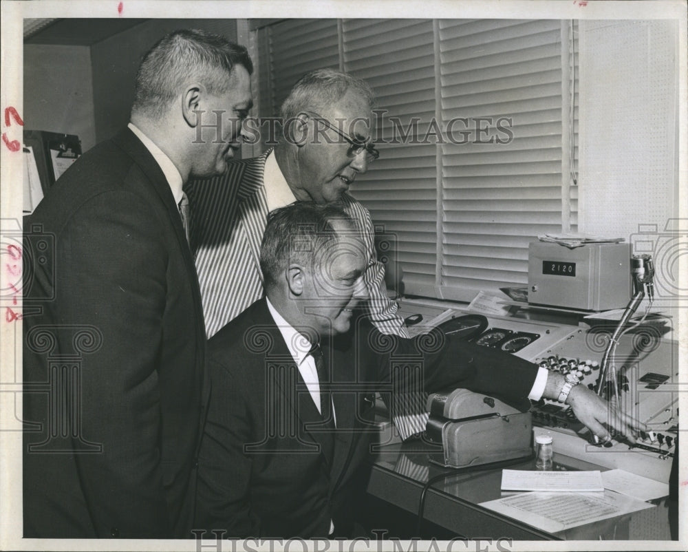 1966 Press Photo Radio Communication Station at St.Petersburg Airport. - Historic Images