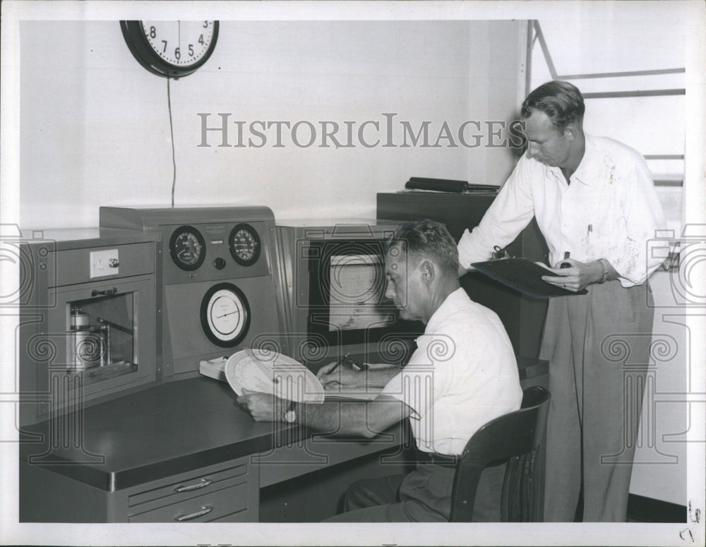 1952 Press Photo Console Table instrument for weather forecast at Airport. - Historic Images