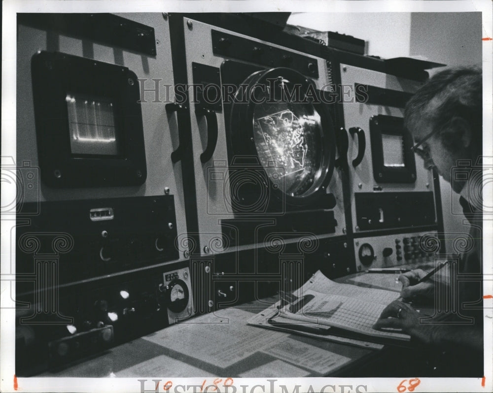 1975 Press Photo Lee Francis, Weather Service - Historic Images