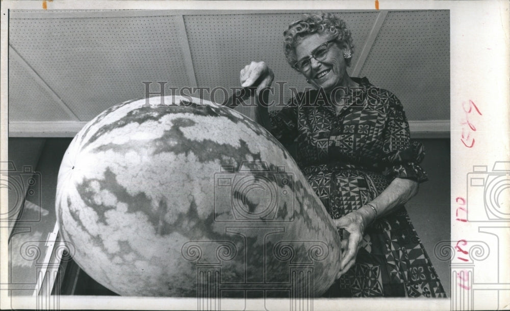 1971 Press Photo Mrs. IolaChalker and her 56lb watermelon - Historic Images