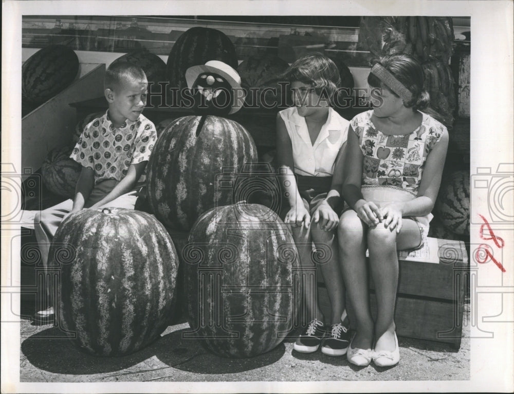 1962 Press Photo King Watermelon sits in court with three kids. - Historic Images