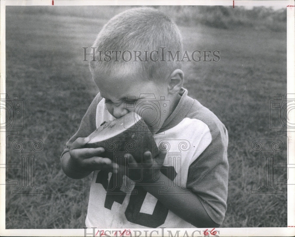 1966 Press Photo Mike Kelly eating watermelon - Historic Images