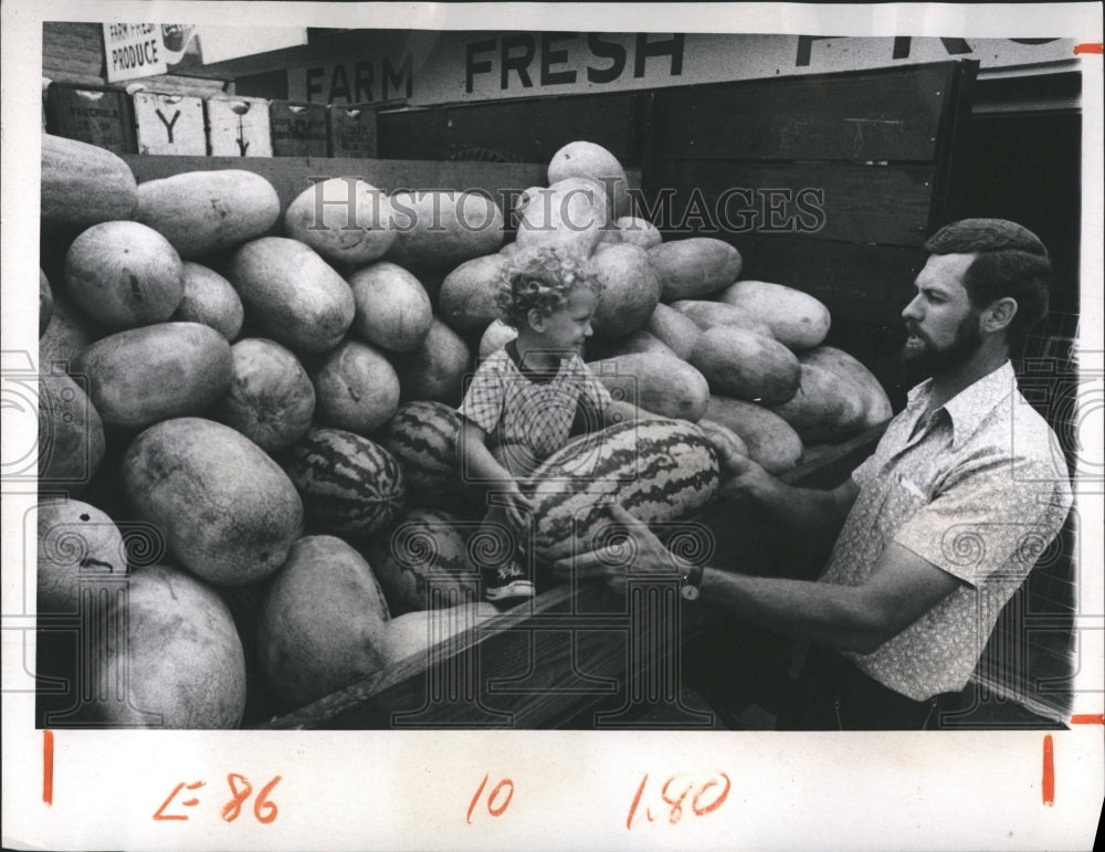 1974 Press Photo Edward Hintz Jr. helps dad unload watermelons - RSH11439 - Historic Images