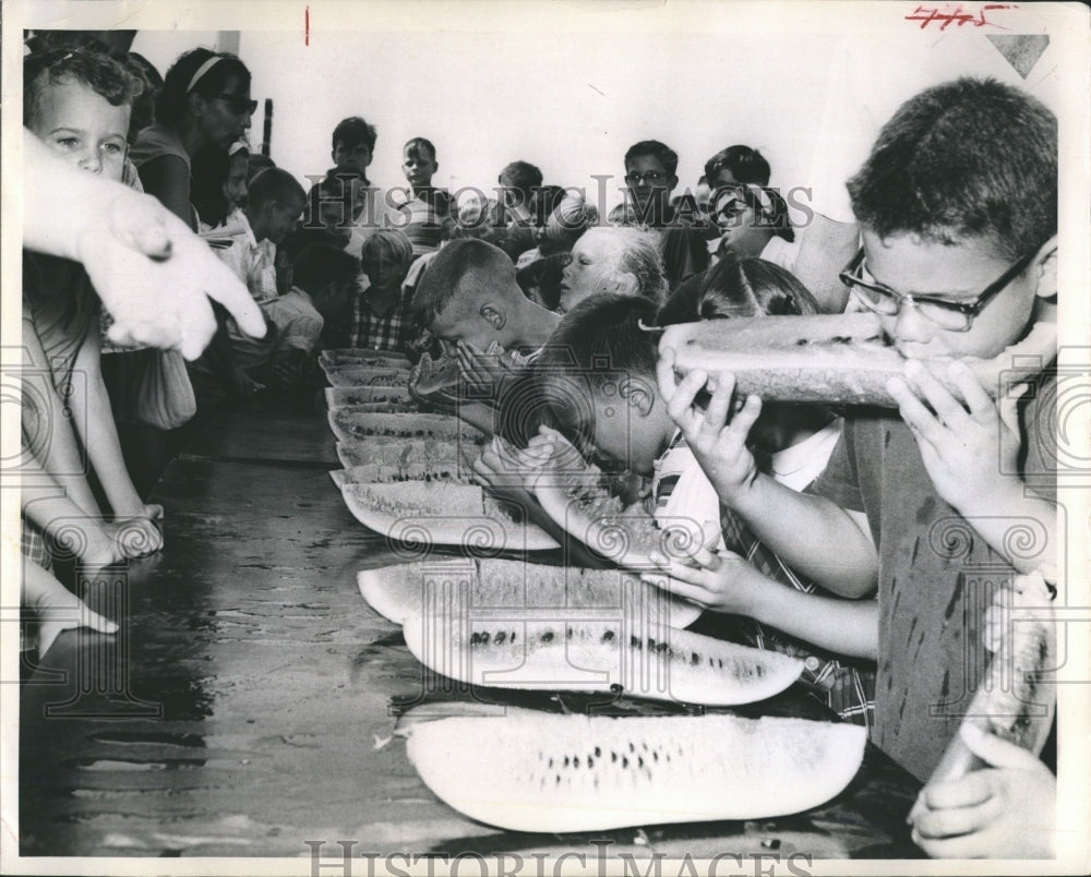 1965 Press Photo Watermelon eating contest at Bayshore Gardents Merchants Assoc. - Historic Images