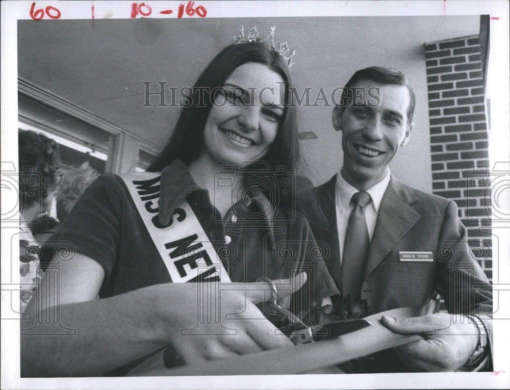 1971 Press Photo Miss New Richey Dianne Myers sand store manager Ronnie Tucker - Historic Images