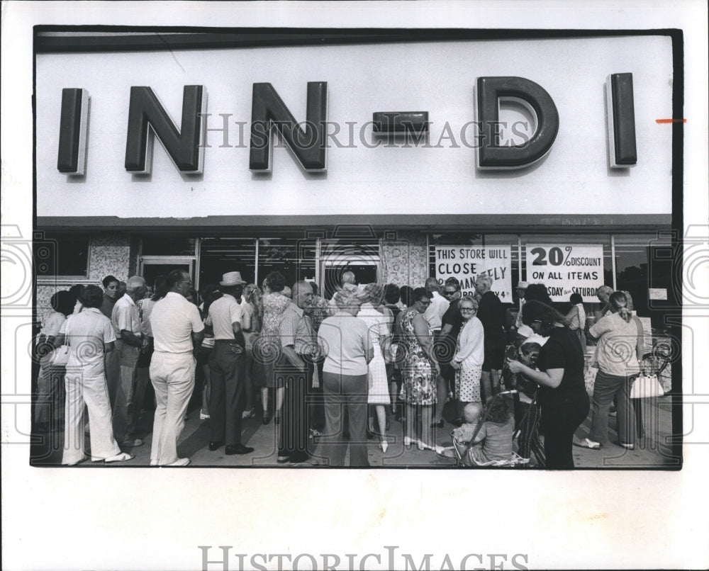 1974 Press Photo People waiting to open the Winn and Dixie Supermarket. - Historic Images