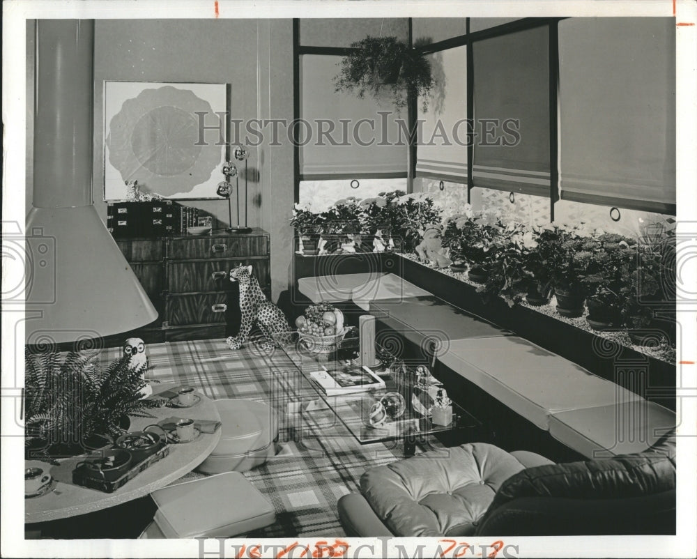 1976 Press Photo Pictured is the interior of a room decorated with fabrics. - Historic Images