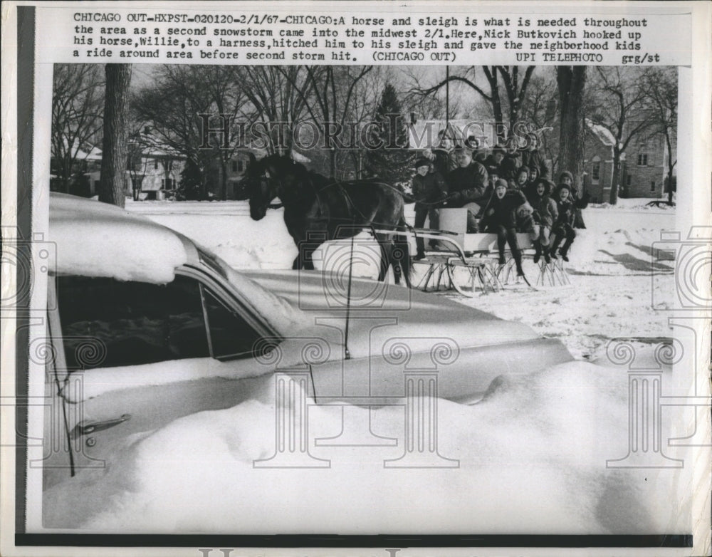 1967 Press Photo Nick Butkovich uses a sleigh for transportation in the snow. - Historic Images