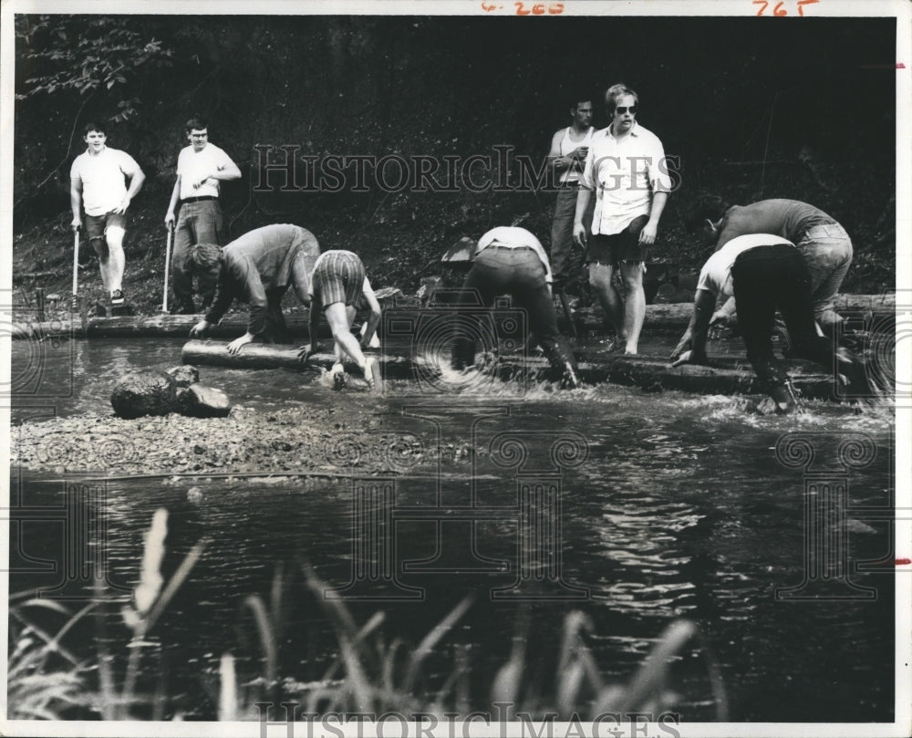 1974 Press Photo Volunteers Build Terrace In Root River To Prevent Erosion - Historic Images