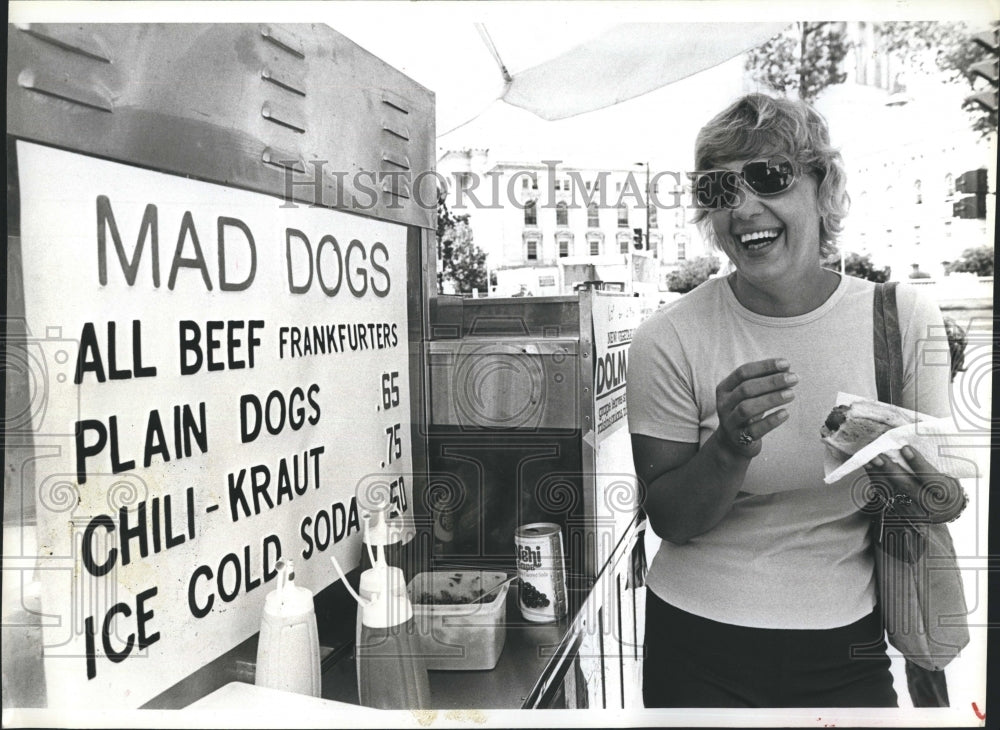 1979 Press Photo Karen Brookbank Enjoys Lunch At &quot;Mad Dogs&quot; In Madison, WI - Historic Images