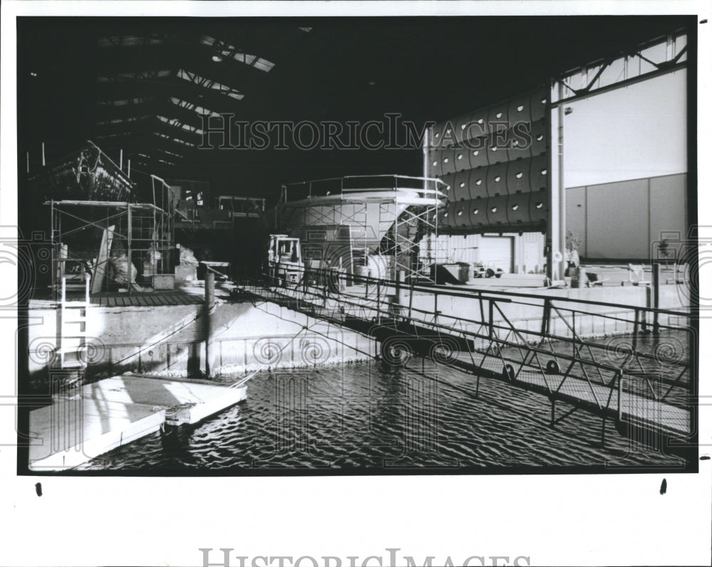 1991 Press Photo Windship Trident Shipworks Tampa Yacht Maker Closed Holidays - Historic Images