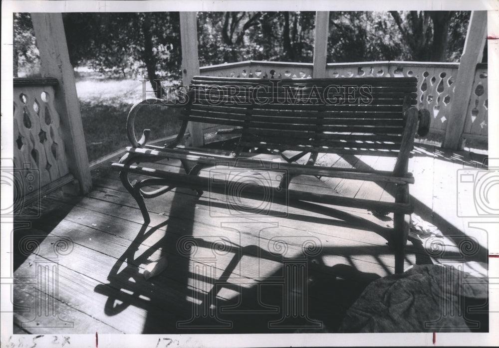 1970 Press Photo Replicating Fond Memories Nostalgia Porch Bench Windsor Florida - Historic Images