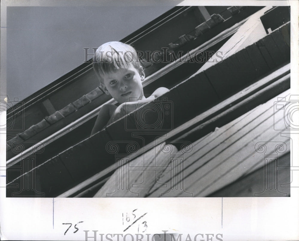 1970 Press Photo Young Child Over Looking Old Building Windsor FL Memories - Historic Images