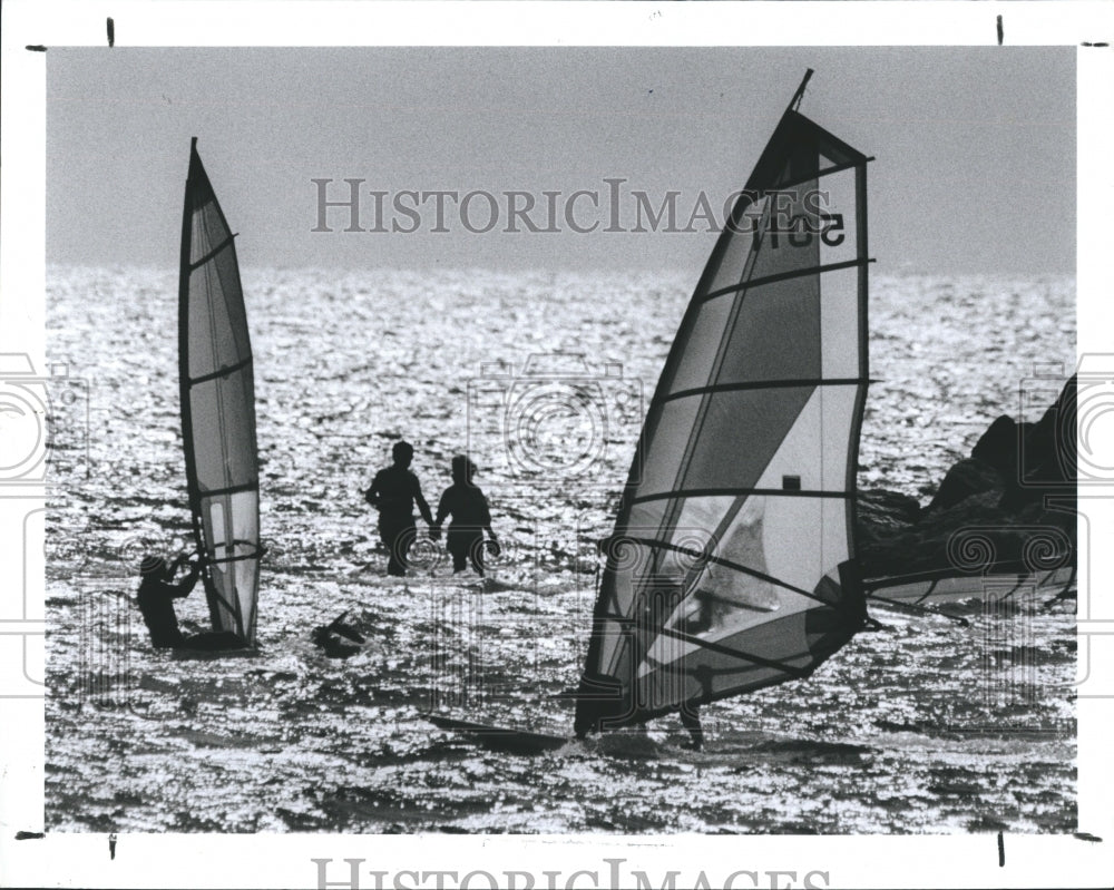 1990 Press Photo Surfing, strolling at the beach of Fred Howard Park. - Historic Images