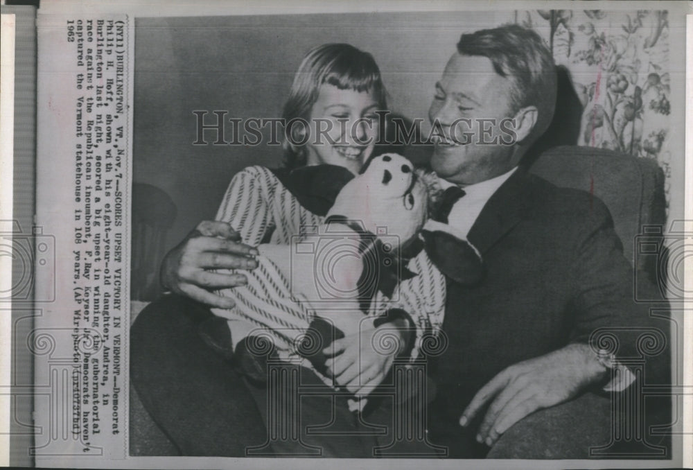 1962 Press Photo Philip Hoff with his eight-year-old daughter, Andrea in Burlint - Historic Images