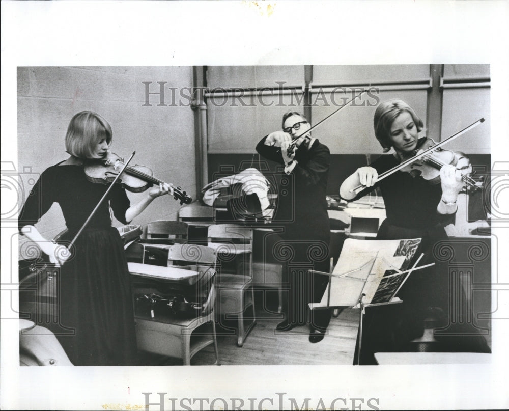 1965 Press Photo Dr. Rudolf Hoelker Daughter Melanie Wife Anneliese Violins - Historic Images