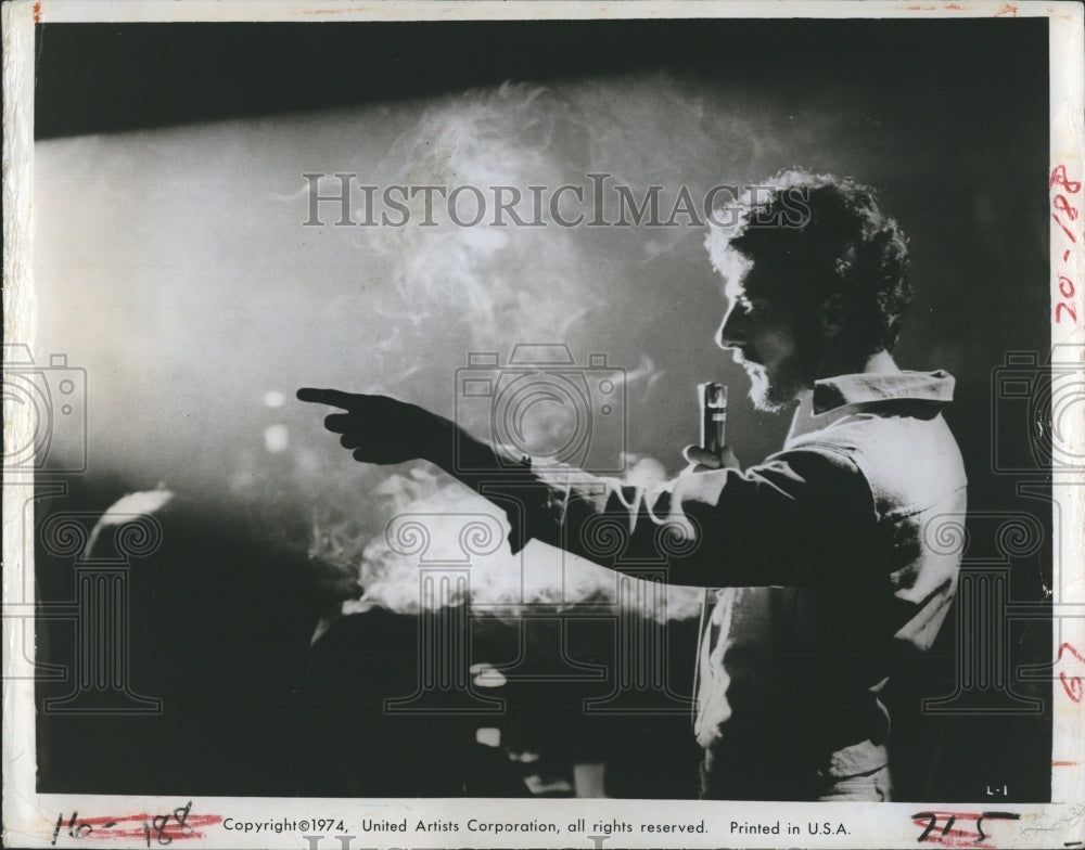 1975 Press Photo Dustin Hoffman as he delivers his monologue to  smoke-screened nightclub audience i - Historic Images