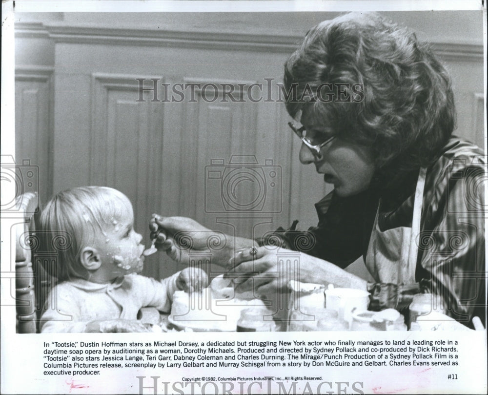 1982 Press Photo Dustin Hoffman attempts to feed a friend in Tootsie. - Historic Images