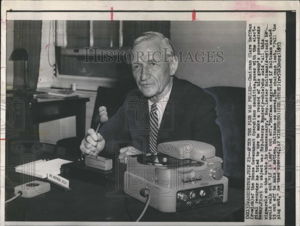 1953 Press Photo Clare Hoffman poses with the electrical recorder - Historic Images