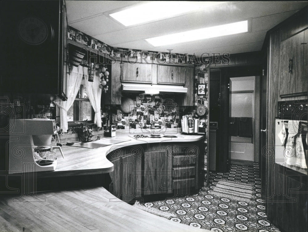 1979 Press Photo A kitchen with modern conveniences. - Historic Images