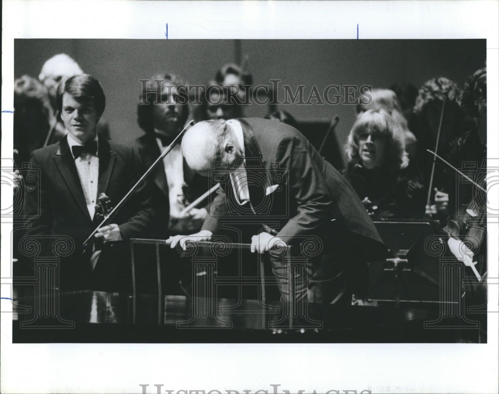 1987 Press Photo Irwin Hoffman as he bows after the performance. - RSH11685 - Historic Images