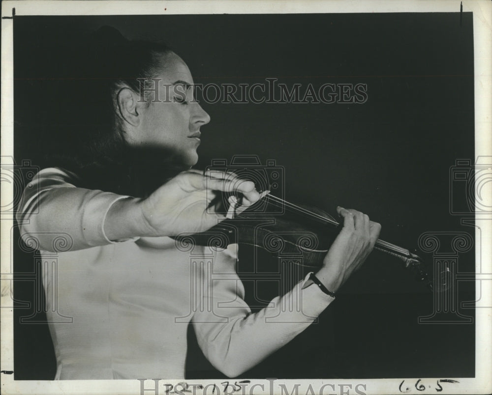 1974 Press Photo Esther Hoffman with her violin. - RSH11693 - Historic Images