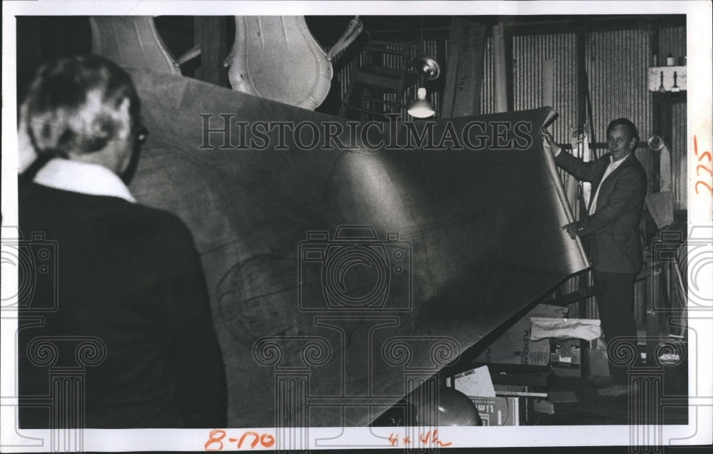 1975 Press Photo Hoffman shows the hand-drawn, full sized plan for his new aircr - Historic Images