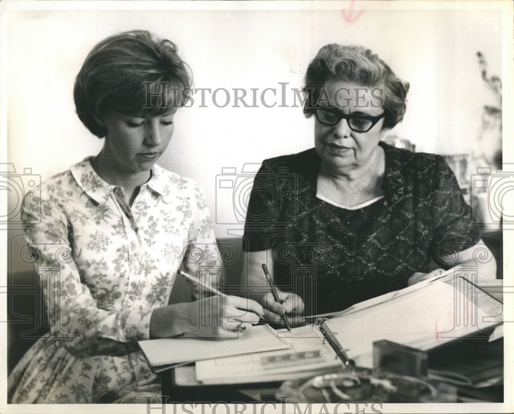 1965 Press Photo to women secretaries - Historic Images