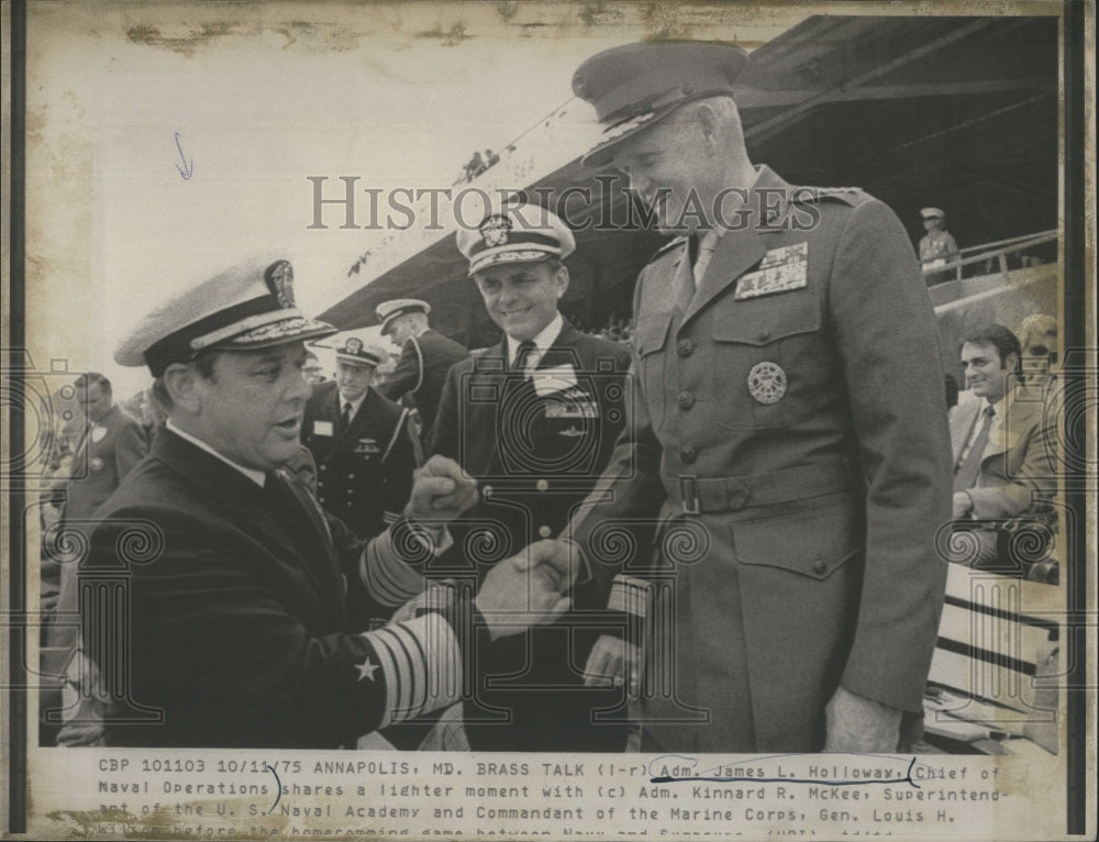 1975 Press Photo James Holloway shares a moent with Kinnard Mckee - RSH11745 - Historic Images