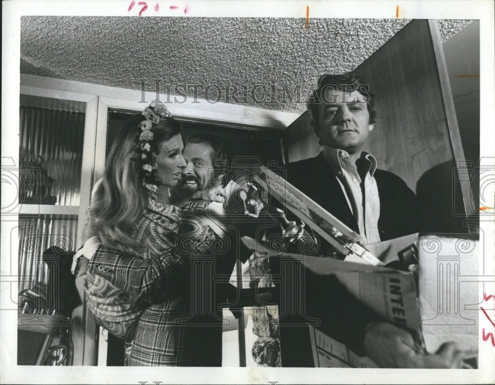 1971 Hal Holbrook Cloris Leachman Fred Bier SUDDENLY SINGLE-Historic Images