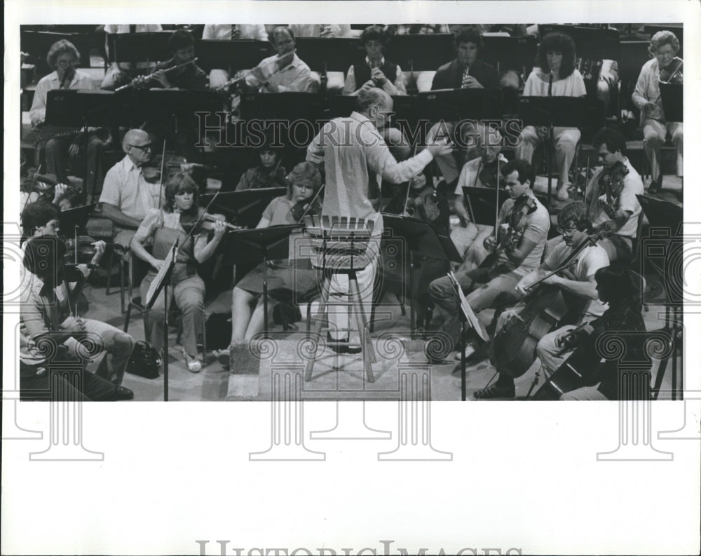 1983 Press Photo Irving Hoffman rehearsal session of Florida Gulf Coast Symphony - Historic Images